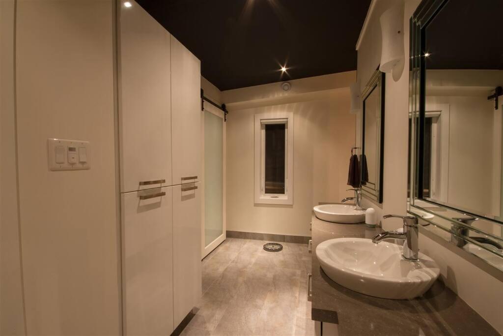 Luxury Waterfront Paradise -pool, Hot Tub, Private Wharf, Boathouse, Backyard Oasis, Lookout Holiday home