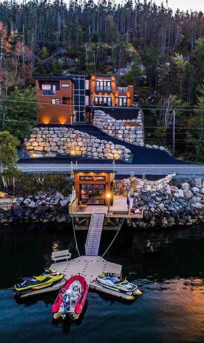 Luxury Waterfront Paradise -pool, Hot Tub, Private Wharf, Boathouse, Backyard Oasis, Lookout * Halifax