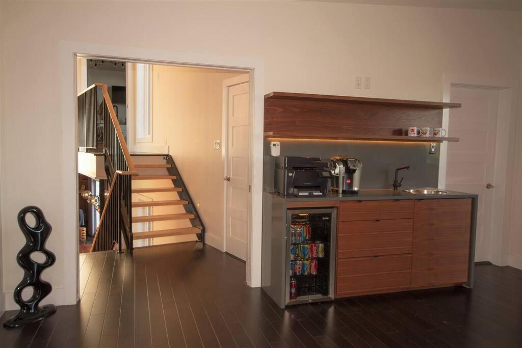 Luxury Waterfront Paradise -pool, Hot Tub, Private Wharf, Boathouse, Backyard Oasis, Lookout