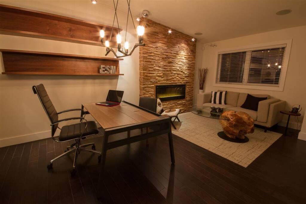 Luxury Waterfront Paradise -pool, Hot Tub, Private Wharf, Boathouse, Backyard Oasis, Lookout Halifax