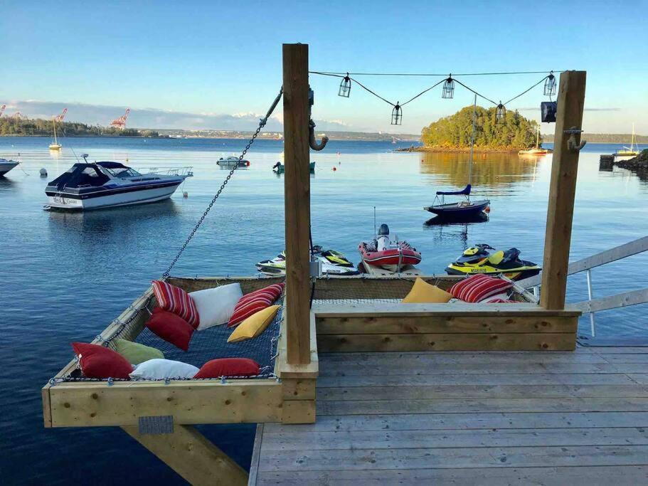 Holiday home Luxury Waterfront Paradise -pool, Hot Tub, Private Wharf, Boathouse, Backyard Oasis, Lookout