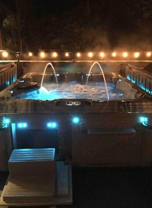 Luxury Waterfront Paradise -pool, Hot Tub, Private Wharf, Boathouse, Backyard Oasis, Lookout Holiday home Halifax
