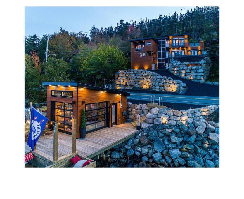 Luxury Waterfront Paradise -pool, Hot Tub, Private Wharf, Boathouse, Backyard Oasis, Lookout * Halifax