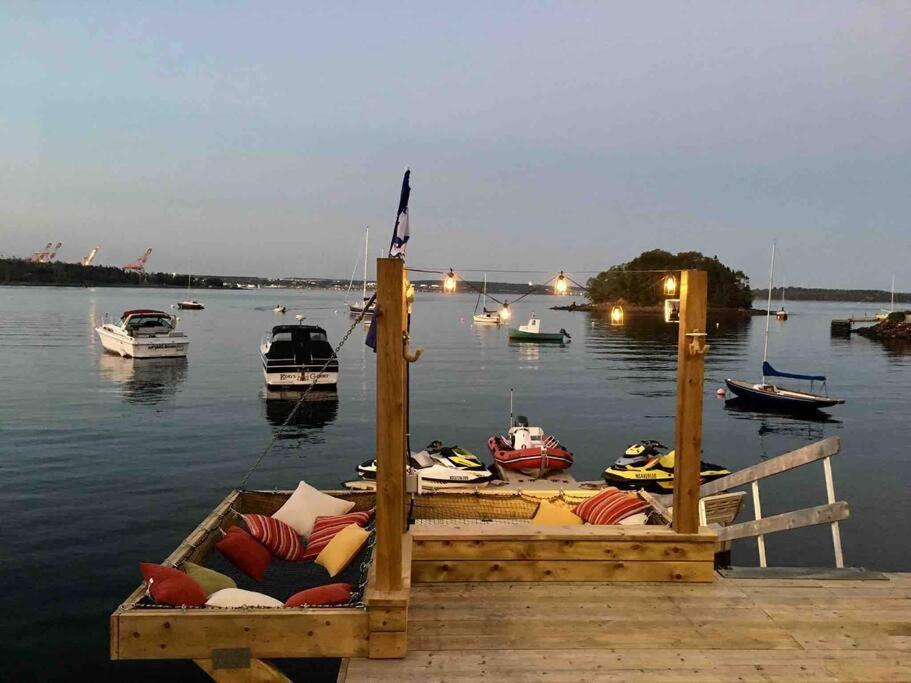 Holiday home Luxury Waterfront Paradise -pool, Hot Tub, Private Wharf, Boathouse, Backyard Oasis, Lookout