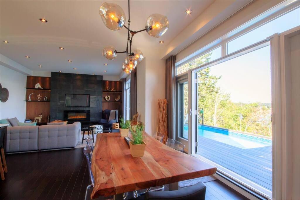 Holiday home Luxury Waterfront Paradise -pool, Hot Tub, Private Wharf, Boathouse, Backyard Oasis, Lookout *
