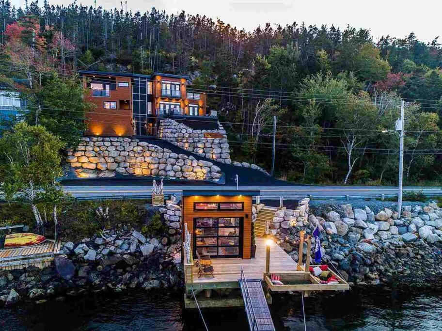 Luxury Waterfront Paradise -pool, Hot Tub, Private Wharf, Boathouse, Backyard Oasis, Lookout Holiday home