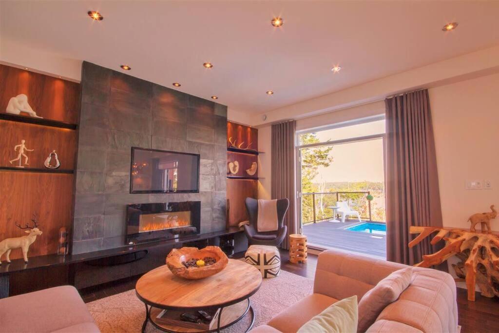 Luxury Waterfront Paradise -pool, Hot Tub, Private Wharf, Boathouse, Backyard Oasis, Lookout Holiday home Halifax