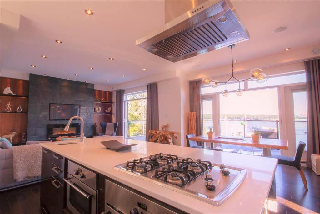 Holiday home Luxury Waterfront Paradise -pool, Hot Tub, Private Wharf, Boathouse, Backyard Oasis, Lookout Halifax