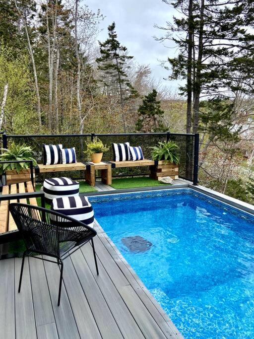 Luxury Waterfront Paradise -pool, Hot Tub, Private Wharf, Boathouse, Backyard Oasis, Lookout * Halifax