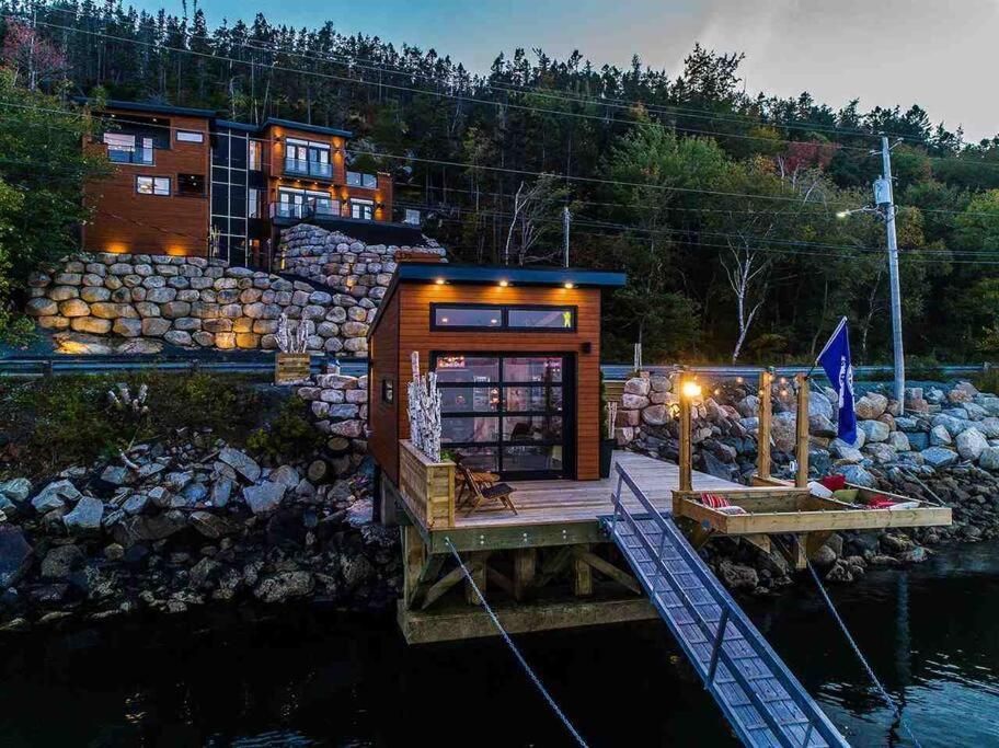 Holiday home Luxury Waterfront Paradise -pool, Hot Tub, Private Wharf, Boathouse, Backyard Oasis, Lookout *